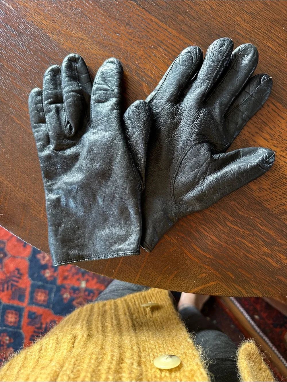 Coach Black Leather Women's Gloves. Size 8. Cashmere lined. Perfectly worn in.